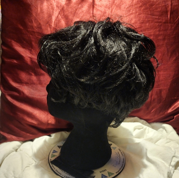 Short Wig - Picture 5 of 5